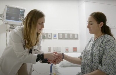 Кодирование Аквилонг в Уссурийске Врач держит пациентку за руку