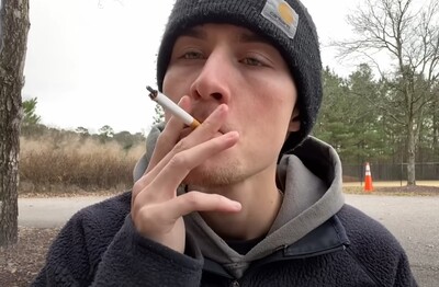 Лечение зависимости от табакокурения в Уссурийске Мужчина с сигаретой делает затяжку