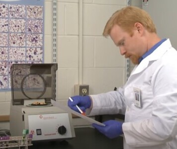 Клиника лечения наркозависимости в Уссурийске Врач в кабинете клиники