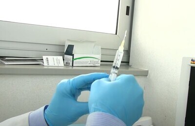 Проведение кодирования Вивитролом в Уссурийске Шприц с Вивитролом в руках у врача